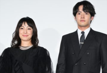 菅野美穂＆赤楚衛二、まさかの結末の怖い話を語る「気持ち悪い色の蛾が」「家から生臭い匂いが…」
