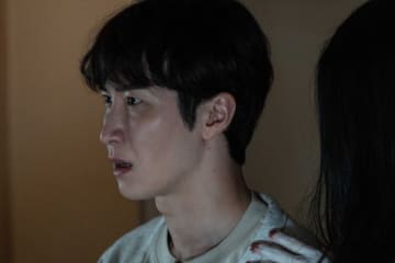 渡辺翔太、渾身の恐怖顔！ 『事故物件ゾク 恐い間取り』幽霊たちと写るゾクゾク2ショット解禁