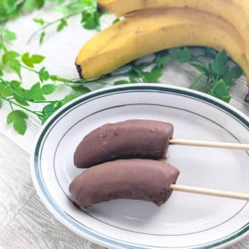 【冷凍バナナがごちそうに】「チョコが秒で固まる！？」「パリパリすぎて笑った」子どもも大人も夢中のひんやりスイーツレシピ