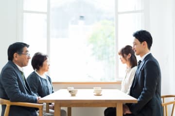 マッサージチェアに高級家電をプレゼント…新婚夫が疲弊する、義実家から押し付けられる「善意」