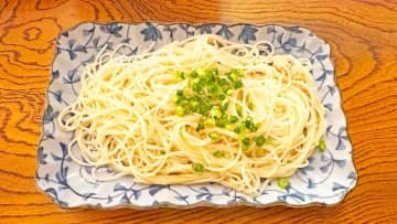 料理研究家リュウジ、”夏バテ知らず”『にんにく素麺』の作り方を公開！本人も”バカ旨い”と絶賛のパンチの効いた『スタミナごはん』がネットでも話題に「猛暑の時期のレンジ料理とそうめんレシピ…何ともありがたい」「ニンニク好きだけどこんなそうめんの食べ方はやったことなかった」
