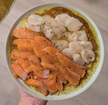 【飯テロ閲覧注意】サーモンとホタテで作る「ご褒美カルパッチョ」。『ポン酢×クレイジーソルトは天才』と話題の組み合わせが最強だった。