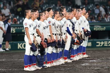 甲子園、“史上最遅”午後10時46分に決着　規定時間超えも異例の続行…綾羽が劇的勝利