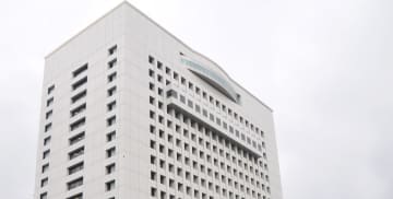 茅ケ崎の集合住宅床下の地中から一部白骨化した遺体…1年以上経過か　死体遺棄疑いで男女逮捕