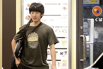 悠仁さま　牛丼店前でご学友と遅くまで談笑…筑波大内での“遅刻指摘”の裏で謳歌されていた「夜の学生生活」