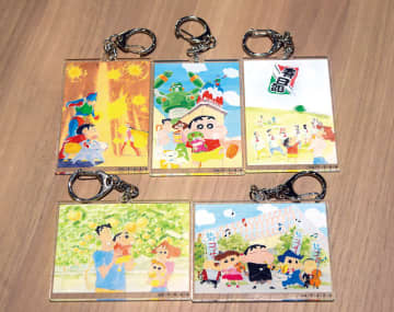 “しんちゃん”アクキーきょうから販売　埼玉・春日部　市制施行20周年を記念　全14種で1個300円　サトーココノカドーや首都圏外郭放水路など名所とキャラクターを水彩画タッチで