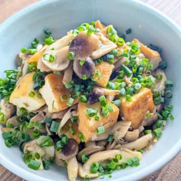 【厚揚げが驚くほどうまい】「この組み合わせ、無限に食べられる」「しめじにレモン合うの天才」香味だれ炒めレシピ