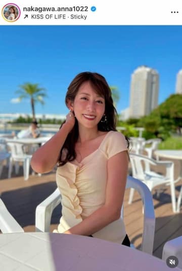 元NHK中川安奈アナ、激変な雰囲気メガネ×ジャケットコーデの最強ビジュ...「美しすぎます」