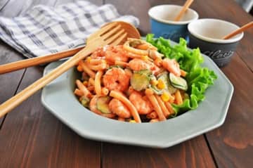 中華風にアレンジ！「えびとマカロニのピリ辛ケチャマヨサラダ」の作り方