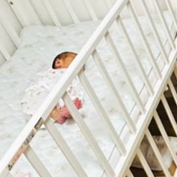 ぐっすりと眠る赤ちゃん→横のほうを見てみると、ネコが……まさかの『2匹の様子』に「絶妙すぎて笑った」「可愛すぎるｗ」と爆笑の声続出