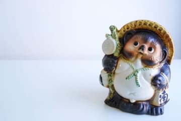 「本物」「画像検索で出てきそうなくらい一致！！！」⇒玄関にいたら「信楽焼のたぬき」といわれたワンコにSNSほっこり