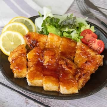 【鶏むね肉をアレで味付けしたらウマすぎた】「家族がめっちゃ喜んだ！」丸ごと焼くだけの簡単おかずレシピ