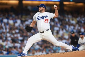 ドジャースのカーショーが“レジェンド対決”を制す　現役2位タイ通算218勝目　ベッツが決勝2ラン＆好守で援護