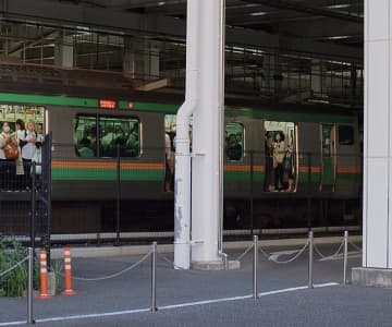 「これはやばい」高崎線、ホームのない側のドアがなぜか開放。乗客が落下しなかったのが『奇跡』と言われる衝撃写真。