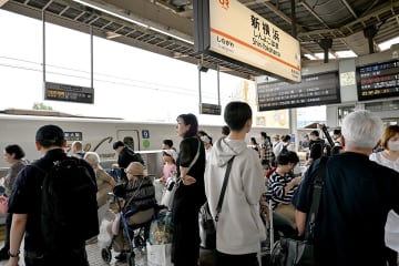 お盆休みで交通ラッシュが本格スタート　新横浜駅では新幹線のホームが混雑