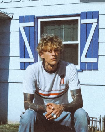 mgk、最新アルバム『lost americana』から新たに「tell me whats up」のミュージック・ビデオを公開