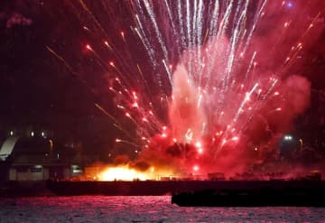 花火の一部、高度達せず開花か　横浜台船火災で、日本橋丸玉屋