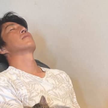 座ったまま寝ていた『旦那のおなかの上』で……子猫が見せた『まさかの様子』が297万再生「いいだろ～って顔ｗ」「めっちゃドヤってて爆笑」