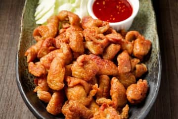【現役板前が伝授】『パリパリ鳥皮の七味醤油焼き』の作り方が話題！和食のプロが教える”お酒にピッタリ”な大人の一品に主婦から絶賛の声「七味と醤油の相性が抜群」「シンプル簡単最高」