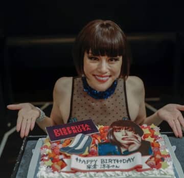 【祝50歳】米倉涼子、変わらぬ美貌に「わたしの女神です」とファン感嘆。誕生日の『とびきり笑顔』が素敵すぎた。