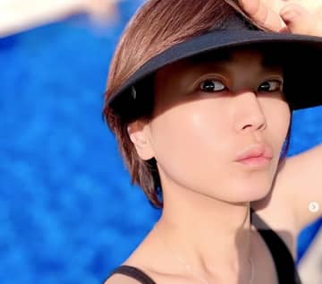 氷川きよし(47)、美しさが限界突破！！プールサイドで披露した『透き通るような美肌』と『水着姿』が美しすぎる。