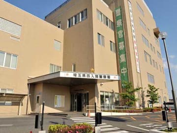 団地の一室全焼…母と長男の2人を搬送　午後11時半過ぎ、煙が出ていることに気付いた長男→近くで職務質問をしていた警察官に「煙が出ている」と伝え部屋へ　煙が充満している室内に倒れる女性を発見