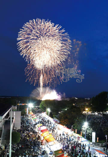 関東有数の規模…花火1万発を打ち上げ　埼玉・熊谷花火大会　ドローンショーを今回初実施、1500機がディズニーキャラなど描く　例年40万人以上の観客でにぎわい、夜空に広がる大輪に歓声