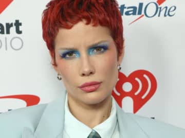 ホールジー、婚約者とのツーショット投稿にセクシーすぎて違法だよ！の声