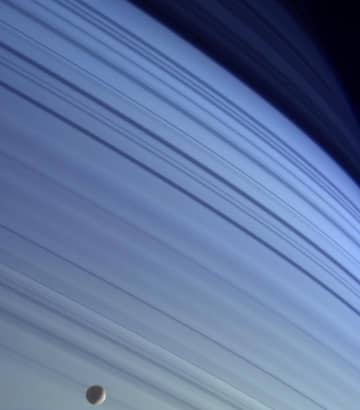 青い土星と衛星ミマス　環が落とす幻想的な影