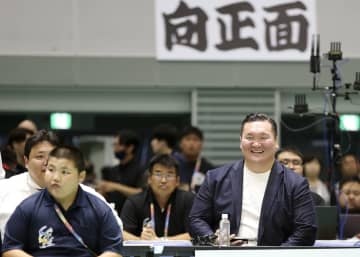 白鵬さん、高校総体視察　「アマチュアを大事に」