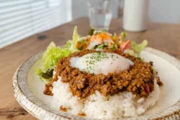 ロバート馬場流、”カレー王が教える”『無水キーマカレー』の作り方が話題！まさかの”煮込み時間ゼロ”で完成…簡単絶品『超ズボラ飯』がネットでも絶賛の声多数「野菜もタンパク質も取れるカレーは本当にこの夏はありがたい…」「うーーん美味い！」