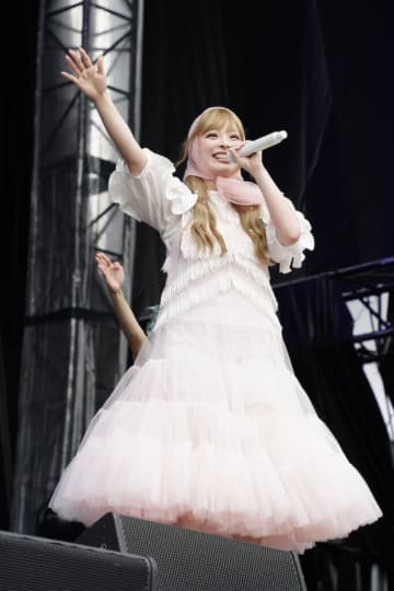 【速レポ】＜LuckyFes’25＞きゃりーぱみゅぱみゅの作るダンスフロア「今日はお客さんを右へ左へ飛ばしたい！」