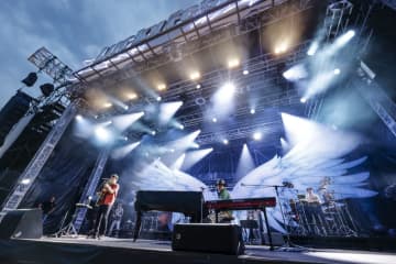 【速レポ】＜LuckyFes’25＞スキマスイッチ、WING STAGE初日の終わりに届けた芳醇な音楽