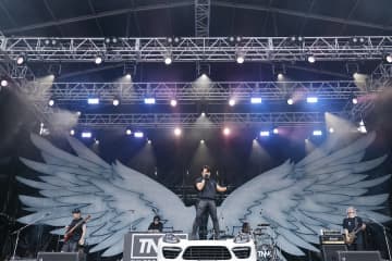 【速レポ】＜LuckyFes’25＞西川貴教、“これぞ”なライブ「もう他人じゃないですよね？」