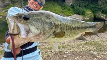 「シェードと流れがキー！」オカッパリでデカバスを釣るボウワームヌードルの使い方とは？「アプローチ次第で口を使います」