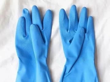 もう裏返さなくてOK！ゴム手袋の内側を"一瞬"で拭く方法。意外な100均アイテムが活躍します♪