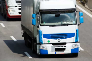 大型トラックが後方から『バイクに衝突』押し出され前方のトラックにバイクが突っ込み “大破” ネットでコメント殺到「私も大型トラックに突っ込まれたことがあります。大事には至らなかったけど、運転手を見たら雑誌を慌てて畳んでました」「弁当食べながら運転してるトラックもいるよね」