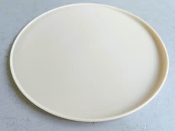 【ダイソー】白くて丸いお皿？一体コレなーんだ！面倒くさがりな人ほど「何枚も欲しくなる」納得の理由がありました！
