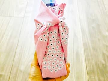 【手ぬぐい1枚で！】包むだけ。びっくりするほどオシャレな「夏のお出かけ小物」できちゃいました！