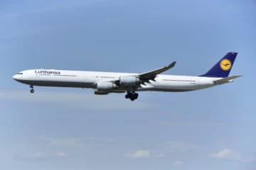 退役進む“エアバス唯一の平屋4発機”「A340」の歩みといま 現役の会社・路線はどこ？