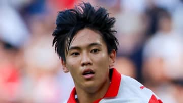 悪質タックルで靴下血だらけ！20歳日本人逸材、涙の負傷…一発退場の相手選手は謝罪