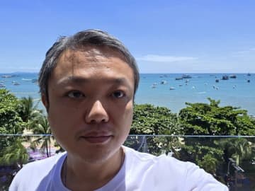 与沢翼氏、ビーチで自撮りショット公開「なんとか生きてます」— 顔色の良さに反響続出