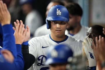 41号の大谷翔平にゆっくり近寄り…同僚右腕の“謎祝福”に人気アニメの名シーン想起する声