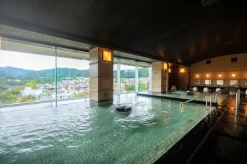 【亀の井ホテル 青梅】多摩川沿いの自然豊かな温泉リゾート！最上階の展望露天風呂や愛犬と宿泊できる客室を新設