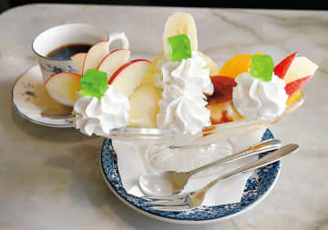 男性ファンも胸キュン…「プリンアラモード」　提供された瞬間、喜びでときめく一品　埼玉・川口の喫茶クラウン　昭和レトロな雰囲気に憧れ…50年来の常連から、新幹線と在来線を乗り継ぎ訪れる客も