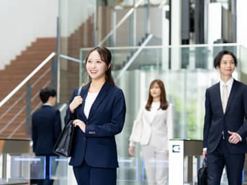 席の確保、出退勤システムなど今どきの事情も！出勤は始業時間の何分前？