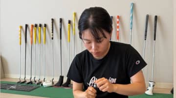 勝みなみが「美容」勉強中？　ゴルフクラブを背に“スキンケア”に真剣なまなざし