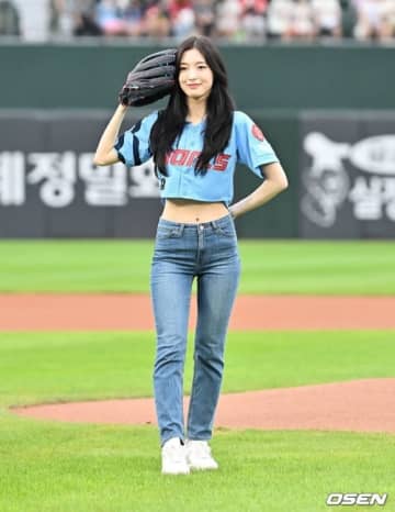 【PHOTO】OH MY GIRL アリン、始球式に登場…キュートな笑顔に釘付け