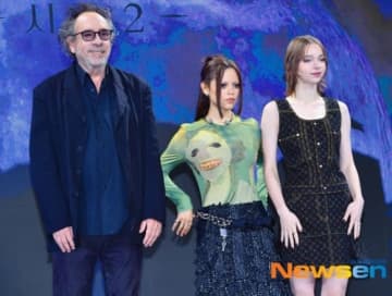 【PHOTO】ティム・バートン監督らが訪韓！映画「ウェンズデー」シーズン2の記者懇談会に出席