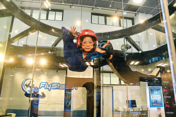 日本で唯一、スカイダイビングを屋内で　人気集める、埼玉・越谷のレイクタウンの施設　全国各地から利用者が来館、時速200キロでフライト「ジェットコースターと違う、空を飛べる感覚」